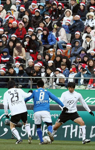  성탄절인 25일 서울월드컵경기장에서 열린 홍명보 장학재단 자선 축구대회에서 산타 모자를 쓴 관중들이 경기를 관전하고 있다 