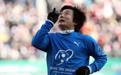   성탄절인 25일 서울 상암동 월드컵경기장에서 열린 '대한민국 축구올스타 자선축구경기' 사랑팀 대 희망팀 경기에서 개그맨 이수근(희망팀)이 득점 실패 후 아쉬움을 세리머니로 달래고 있다. 