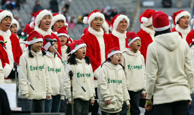   성탄절인 25일 서울월드컵경기장에서 열린 홍명보 장학재단 자선 축구대회에서 선수들과 관중들이 캐롤대합창 기네스 기록에 도전하고 있다. 