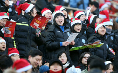  성탄절인 25일 서울 상암동 월드컵경기장에서 열린 대한민국 축구올스타 자선축구경기에서 선수들이 만여명의 관중들과 함께 최다인원 캐롤합창 기네스 기록에 도전하고 있다. 