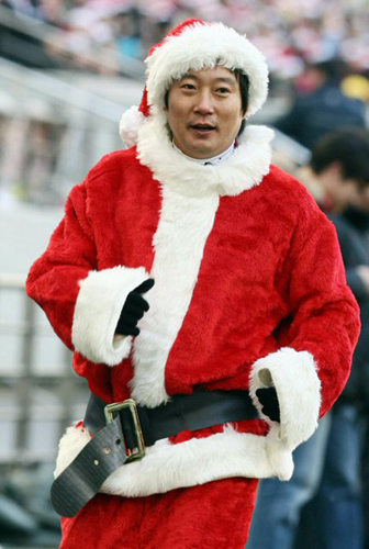  성탄절인 25일 서울월드컵경기장에서 열린 홍명보 장학재단 자선 축구대회에서 개그맨 이수근이 몸을 풀고 있다. 