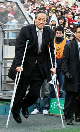  성탄절인 25일 서울월드컵경기장에서 열린 홍명보 장학재단 자선 축구대회에서 정몽준 대한축구협회장이 목발을 짚고 입장하고 있다. 