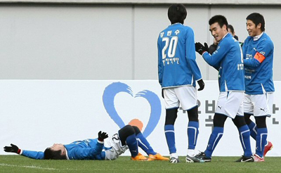  성탄절인 25일 서울월드컵경기장에서 열린 홍명보 장학재단 자선 축구대회에서 이수근이 골을 넣은 뒤 이근호, 조원희, 강민수와 수영 세러머니를 선보이고 있다. 