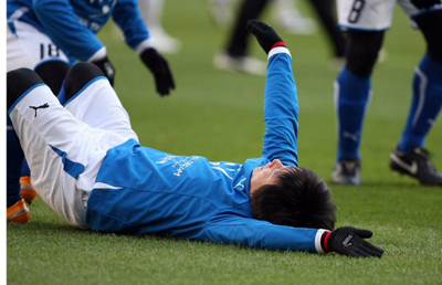 성탄절인 25일 서울 상암동 월드컵경기장에서 열린 '대한민국 축구올스타 자선축구경기' 사랑팀 대 희망팀 경기에서 개그맨 이수근(희망팀)이 골을 넣은후 수영세리머니를 하고 있다. 