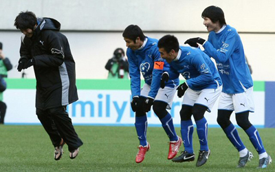 성탄절인 25일 서울월드컵경기장에서 열린 홍명보 장학재단 자선 축구대회에서 희망팀 이근호가 골을 넣은 뒤 기성용, 조원희, 강민수와 캥거루 세러머니를 하고 있다. 