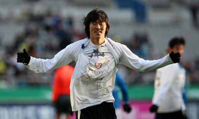 성탄절인 25일 서울 상암동 월드컵경기장에서 열린 '대한민국 축구올스타 자선축구경기' 사랑팀 대 희망팀 경기에서 서동현(사랑팀)이 골을 넣은 후 메리크리스마스 세리머니를 선보이고 있다. 