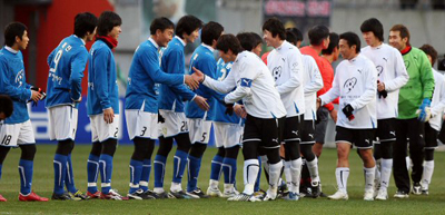   성탄절인 25일 서울 상암동 월드컵경기장에서 열린 '대한민국 축구올스타 자선축구경기' 사랑팀 대 희망팀 경기에서 양팀선수들이 경기를 끝내고 악수를 하고 있다. 