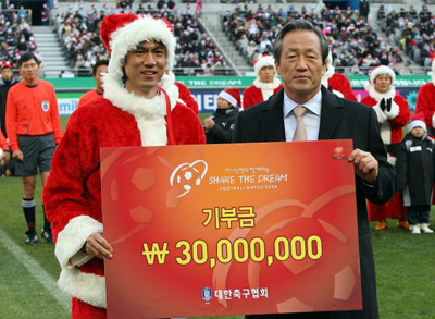  성탄절인 25일 서울 상암동 월드컵경기장에서 열린 '대한민국 축구올스타 자선축구경기' 사랑팀 대 희망팀 경기에서 정몽준 대한축구협회장이 홍명보 이사장에게 3천만원을 기부하고 있다. 