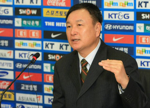 26일 서울 신문로 축구회관에서 허정무 축구 대표팀 감독이 2010 남아프리카공화국월드컵 아시아 지역 최종예선 이란 원정에 대비해 국내파 선수 23명으로 구성된 동계 전지훈련 명단을 발표하며 기자회견을 하고 있다. 