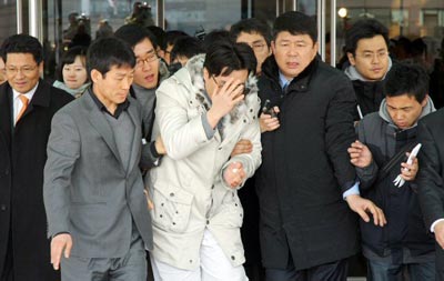 검찰이 인터넷 논객 '미네르바'로 지목한 박모씨가 10일 오전 서울 서초동 서울중앙지법에서 영장실질심사를 받은 뒤 법원을 나서며 취재진의 질문 세례를 받고 있다. 