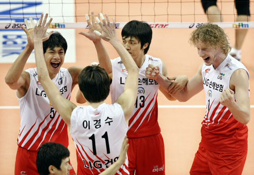 11일 구미 박정희체육관에서 열린 '08-'09 NH농협V리그 LIG손해보험-대한항공전에서 LIG 김요한(5번), 이경수(11번), 안의재(13번) 카이(1번) 등이 공격을 성공시킨 뒤 손을 마주치며 기뻐하고 있다. 

LIG손해보험이 대한항공에 시즌 첫 승리를 거두고 3라운드를 기분 좋게 마쳤다. 이날 LIG손보는 대한항공에 3-2(22-25, 25-19, 25-12, 21-25, 15-12)로 승리, 8승7패로 상위권 도약의 교두보를 마련했다.

 
