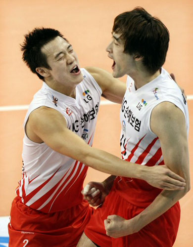 11일 구미 박정희체육관에서 열린 '08-'09 NH농협V리그 LIG손해보험-대한항공전에서 LIG 이경수(11번)가 서비스 포인트를 올린 뒤 주먹을 불끈 쥐며 황동일(2번)과 함께 기뻐하고 있다. 