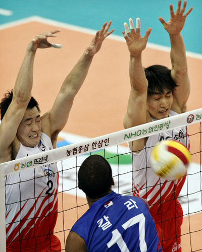 11일 구미 박정희체육관에서 열린 '08-'09 NH농협V리그 LIG손해보험-대한항공전에서 LIG 황동일(2번)이 하현용과 함께 대한항공 칼라의 스파이크를 블로킹하고 있다. 