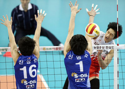 11일 구미 박정희체육관에서 열린 '08-'09 NH농협V리그 LIG손해보험-대한항공전에서 LIG 김요한(5번)이 대한항공 진상헌(16번), 신영수(1번) 등의 블로킹을 피해 강스파이크를 날리고 있다. 