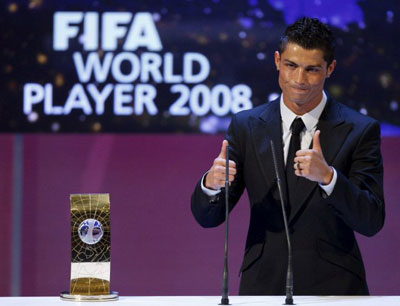 13일(한국시간) 새벽 스위스 취리히 오페라하우스에서 진행된 ‘FIFA 월드플레이어 갈라 2008’에서 남자부문 올해의 선수를 차지한 호날두가 기쁨의 세리머니를 하고 있다. 