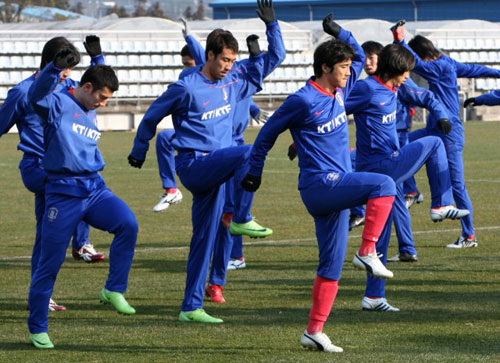 제주에서 전지훈련을 하고 있는 축구 국가대표팀이 14일 오전 제주도 서귀포시 토평동 시민축구장에서 준비운동을 하고 있다.
 