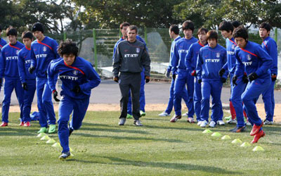 제주에서 전지훈련을 하고 있는 축구 국가대표팀이 14일 오전 제주도 서귀포시 토평동 시민축구장에서 짧은 거리를 달리며 몸을 풀고 있다. 