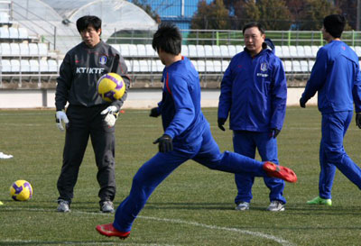 제주에서 전지훈련을 하고 있는 축구 국가대표팀이 14일 오전 제주도 서귀포시 토평동 시민축구장에서 허정무 감독 등이 지켜보는 가운데 발리슛 연습을 하고 있다. 