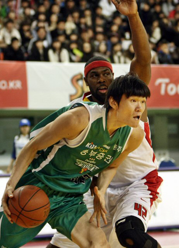   14일 대구실내체육관에서 열린 프로농구 대구 오리온스-원주 동부전에서 동부 김주성(32번)이 오리온스 딜리언 스니드(42번)의 마크를 따돌리며 골밑을 돌파하고 있다. 