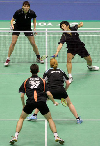   15일 서울 올림픽 제2체육관에서 열린 '2009 요넥스코리아오픈 배드민턴 슈퍼시리즈' 혼합복식 16강전에서 이용대가 상대팀의 공격을 받아 넘기고 있다. 