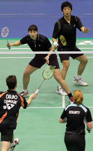  15일 서울 올림픽 제2체육관에서 열린 '2009 요넥스코리아오픈 배드민턴 슈퍼시리즈' 혼합복식 16강전에서 이용대가 서브를 넣고 있다. 