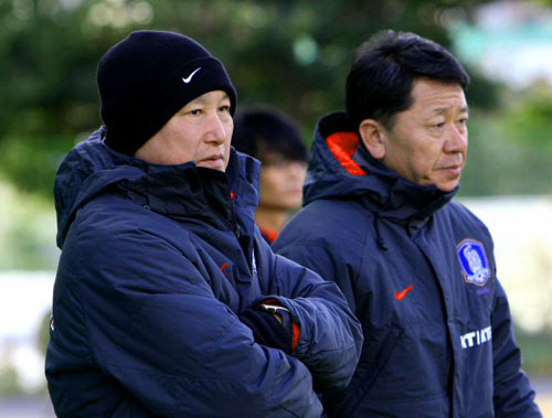   축구 국가대표팀 허정무(왼쪽) 감독이 정해성 수석코치와 함께 15일 오후 제주도 서귀포시 토평동 시민축구장에서 벌어진 광운대와의 연습경기를 지켜보고 있다. 