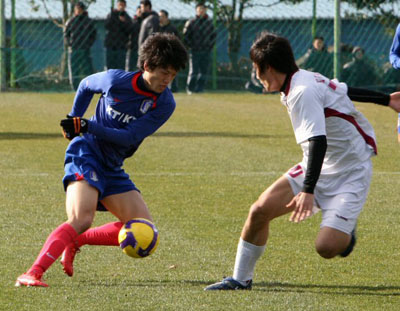  15일 오후 제주도 서귀포시 토평동 시민축구장에서 벌어진 축구 국가대팀과 광운대의 연습경기에서 이청용이 광운대 선수와 공을 다투고 있다. 
 