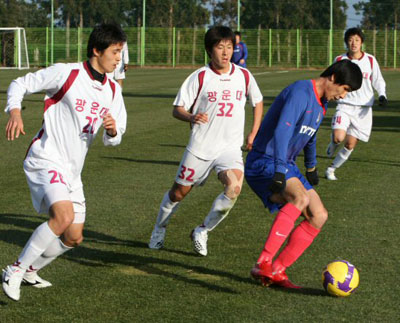   15일 오후 제주도 서귀포시 토평동 시민축구장에서 벌어진 축구 국가대팀과 광운대의 연습경기에서 정조국이 광운대 선수들이 접근하는 가운데 공을 다루고 있다. 
 