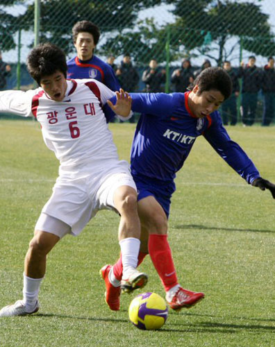  15일 오후 제주도 서귀포시 토평동 시민축구장에서 벌어진 축구 국가대팀과 광운대의 연습경기에서 이근호가 광운대 선수와 공을 다투고 있다.
 