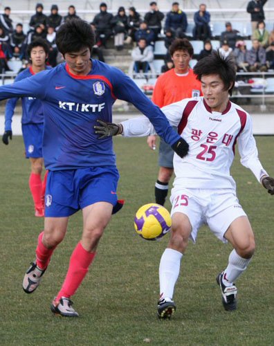  15일 오후 제주도 서귀포시 토평동 시민축구장에서 벌어진 축구 국가대팀과 광운대의 연습경기에서 기성용이 광운대 선수와 공을 다투고 있다. 