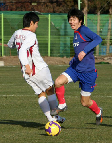  15일 오후 제주도 서귀포시 토평동 시민축구장에서 벌어진 축구 국가대팀과 광운대의 연습경기에서 강민수(오른쪽)가 광운대 선수를 제치며 중앙돌파를 시도하고 있다. 
