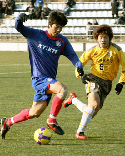   축구 국가대표팀 기성용이 16일 오후 제주도 서귀포시 토평동 시민축구장에서 벌어진 국민은행과의 연습경기에서 드리블하고 있다. 