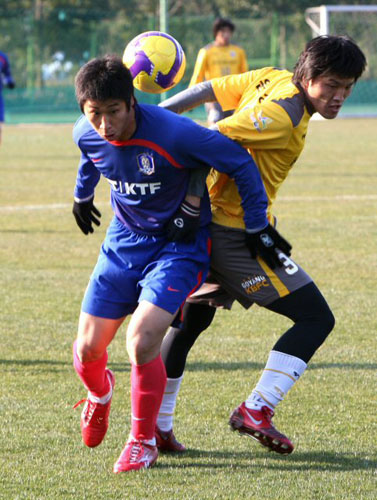   축구 국가대표팀 이근호(왼쪽)가 16일 오후 제주도 서귀포시 토평동 시민축구장에서 벌어진 국민은행과의 연습경기에서 몸싸움을 하며 공중볼을 다투다 공을 등지고 있다. 