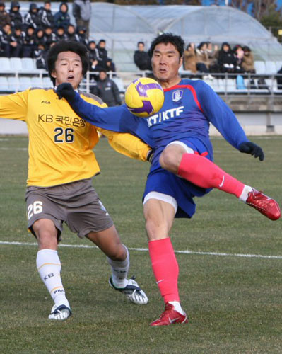   축구 국가대표팀 정성훈이 16일 오후 제주도 서귀포시 토평동 시민축구장에서 벌어진 국민은행과의 연습경기에서 발리슛을 시도하고 있다. 