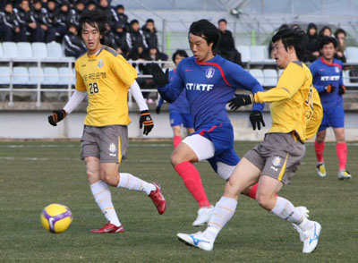   축구 국가대표팀 염기훈이 16일 오후 제주도 서귀포시 토평동 시민축구장에서 벌어진 국민은행과의 연습경기에서 중앙을 돌파하며 드리블하고 있다.
 