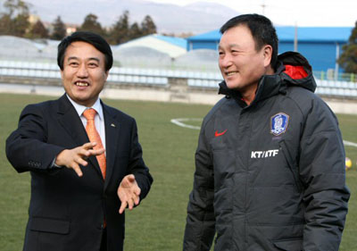   서귀포시장이 16일 오후 축구 국가대표팀 전지훈련장인 서귀포시 토평동 시민축구장을 찾아 허정무 감독과 담소를 나누고 있다. 