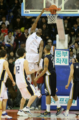 1일 오전 서울 잠실학생체육관에서 열린 프로농구 `별들의 잔치' 2009 동부 프로미 올스타전 매직팀(삼성, SK, 전자랜드, KCC, KT&G)과 드림팀(동부, 모비스, LG, 오리온스, KTF)의 경기에서 드림팀 브라이언 던스턴이 백핸드 덩크슛 하고 있다. 
