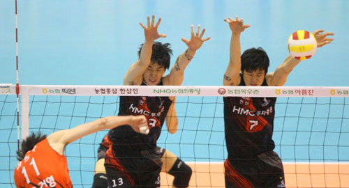 1일 서울 올림픽공원 제2체육관에서 열린 NH 농협 2008-2009 프로배구 V 리그 남자부 경기에서 현대캐피탈의 박철우와 이선규가 LIG손해보험의 공격을 막아내고 있다. 이 경기에서 현대캐피탈은 LIG손해보험을 3:1로 이겼다. 