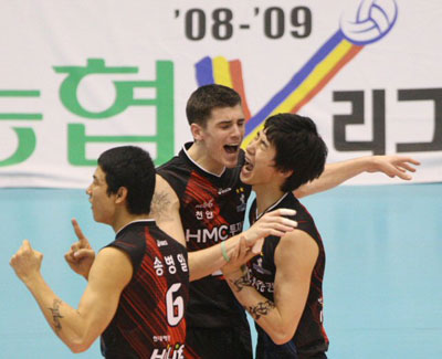  1일 서울 올림픽공원 제2체육관에서 열린 NH 농협 2008-2009 프로배구 V 리그 남자부 경기에서 현대캐피탈의 앤더슨과 박철우가 LIG손해보험를 상대로 3번째 세트를 이긴뒤 환호하고 있다. 