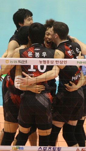  1일 서울 올림픽공원 제2체육관에서 열린 NH 농협 2008-2009 프로배구 V 리그 남자부 경기에서 현대캐피탈이LIG손해보험을 상대로 공격에 성공하자 기뻐하고 있다. 이 경기에서 현대캐피탈은 LIG손해보험을 3:1로 이겼다. 