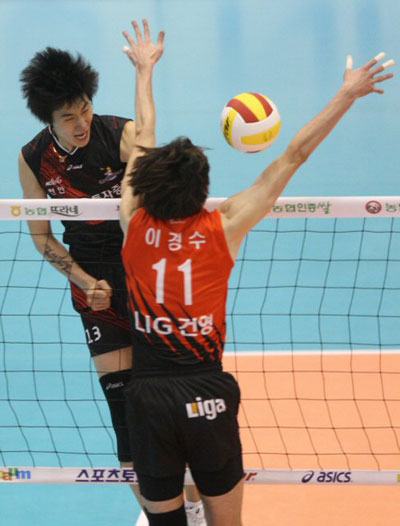  1일 서울 올림픽공원 제2체육관에서 열린 NH 농협 2008-2009 프로배구 V 리그 남자부 경기에서 현대캐피탈의 박철우가 LIG손해보험 수비를 피해 강스파이크를 날리고 있다. 