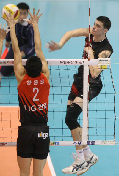  1일 서울 올림픽공원 제2체육관에서 열린 NH 농협 2008-2009 프로배구 V 리그 남자부 경기에서 현대캐피탈의 앤더슨이 LIG손해보험을 상대로 강스파이크를 날리고 있다. 