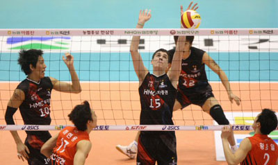 1일 서울 올림픽공원 제2체육관에서 열린 NH 농협 2008-2009 프로배구 V 리그 남자부 경기에서 현대캐피탈의 앤더슨이 LIG손해보험의 공격을 막아내고 있다. 