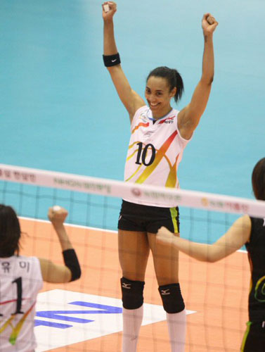 1일 서울 올림픽공원 제2체육관에서 열린 NH 농협 2008-2009 프로배구 V 리그 여자부 경기에서 현대건설의 아우리가 KT&G 공격에 성공하자 기뻐하고 있다. 이날 경기에서 현대건설이 아우리와 양효진을 앞세워 세트스코어 3대0(27-25, 25-19, 25-21)으로 승리했다. 