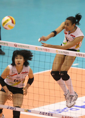 1일 서울 올림픽공원 제2체육관에서 열린 NH 농협 2008-2009 프로배구 V 리그 여자부 경기에서 현대건설 아우리가 KT&G의 수비를 피해 강스파이크를 날리고 있다. 