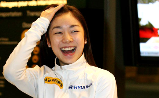 '피겨퀸' 김연아가 2009 국제빙상경기연맹(ISU) 4대륙 피겨스케이팅 선수권대회에 참가하기 위해 2일 오후 캐나다 밴쿠버국제공항에 도착, 취재진의 질문에 답하던 중 밝게 웃고 있다. 2010 밴쿠버 동계올림픽을 앞두고 '프레올림픽'으로 치러지는 이번 대회에는 김연아,아사다 마오 등이 출전한다. 