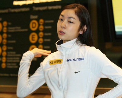 '피겨퀸' 김연아가 2009 국제빙상경기연맹(ISU) 4대륙 피겨스케이팅 선수권대회에 참가하기 위해 2일 오후 캐나다 밴쿠버국제공항에 도착, 취재진의 질문에 답하고 있다. 2010 밴쿠버 동계올림픽을 앞두고 '프레올림픽'으로 치러지는 이번 대회에는 김연아,아사다 마오 등이 출전한다. 
