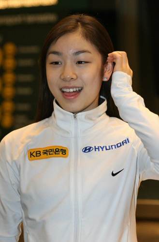 '피겨퀸' 김연아가 2009 국제빙상경기연맹(ISU) 4대륙 피겨스케이팅 선수권대회에 참가하기 위해 2일 오후 캐나다 밴쿠버국제공항에 도착, 취재진의 질문에 답하고 있다. 2010 밴쿠버 동계올림픽을 앞두고 '프레올림픽'으로 치러지는 이번 대회에는 김연아,아사다 마오 등이 출전한다. 