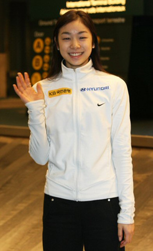 '피겨퀸' 김연아가 2009 국제빙상경기연맹(ISU) 4대륙 피겨스케이팅 선수권대회에 참가하기 위해 2일 오후 캐나다 밴쿠버국제공항에 도착, 손을 들어 인사를 하고 있다. 2010 밴쿠버 동계올림픽을 앞두고 '프레올림픽'으로 치러지는 이번 대회에는 김연아,아사다 마오 등이 출전한다. 