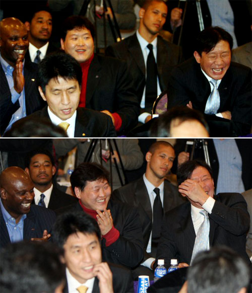 2일 서울교육회관에서 열린 프로농구 2009 귀화 혼혈 선수 드래프트에서 KCC 허재 감독이 활짝 웃고 있다. 반면 오리온스 김상식 감독은 울상. 오리온스가 7순위를 뽑아 KCC가 자동으로 1순위 자격을 얻는 순간이다.

프로농구 창단 이 후 첫 혼혈 선수 드래프트에서 한국계 미국인 토니 애킨스(29)는 KBL 2009 귀화 혼혈 선수 드래프트에서 전체 1순위로 전주 KCC 유니폼을 입었다. 